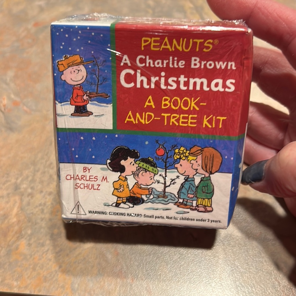 Peanuts - A Charlie Brown Christmas Kit: Book and Tree Kit new.
